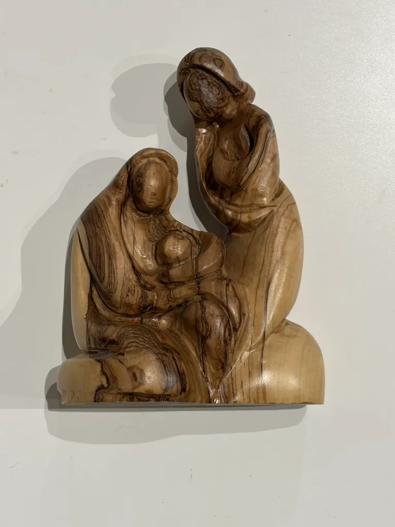 sagrada familia en madera de olivo