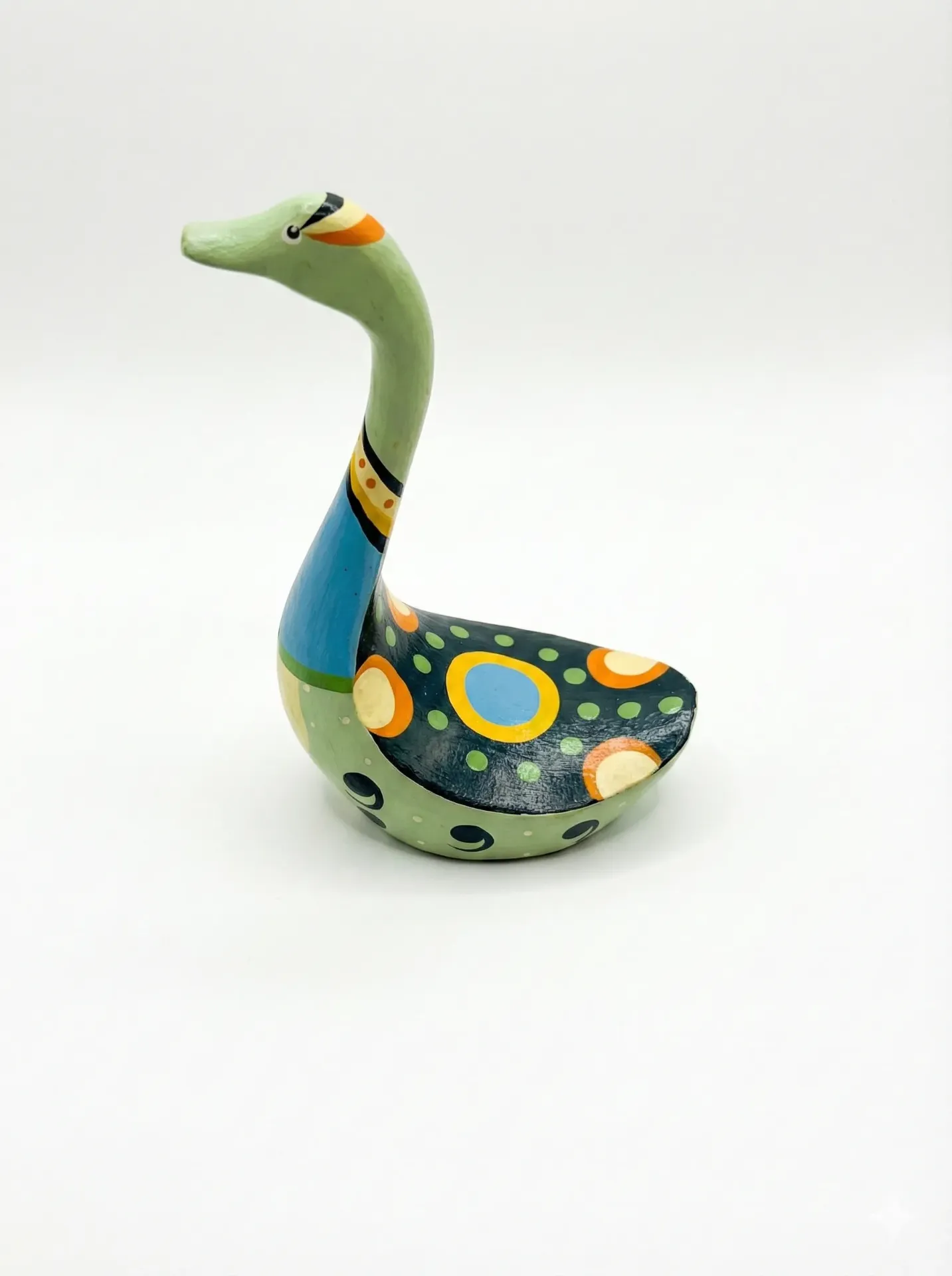 Portaanillos artesanal en forma de cisne de madera