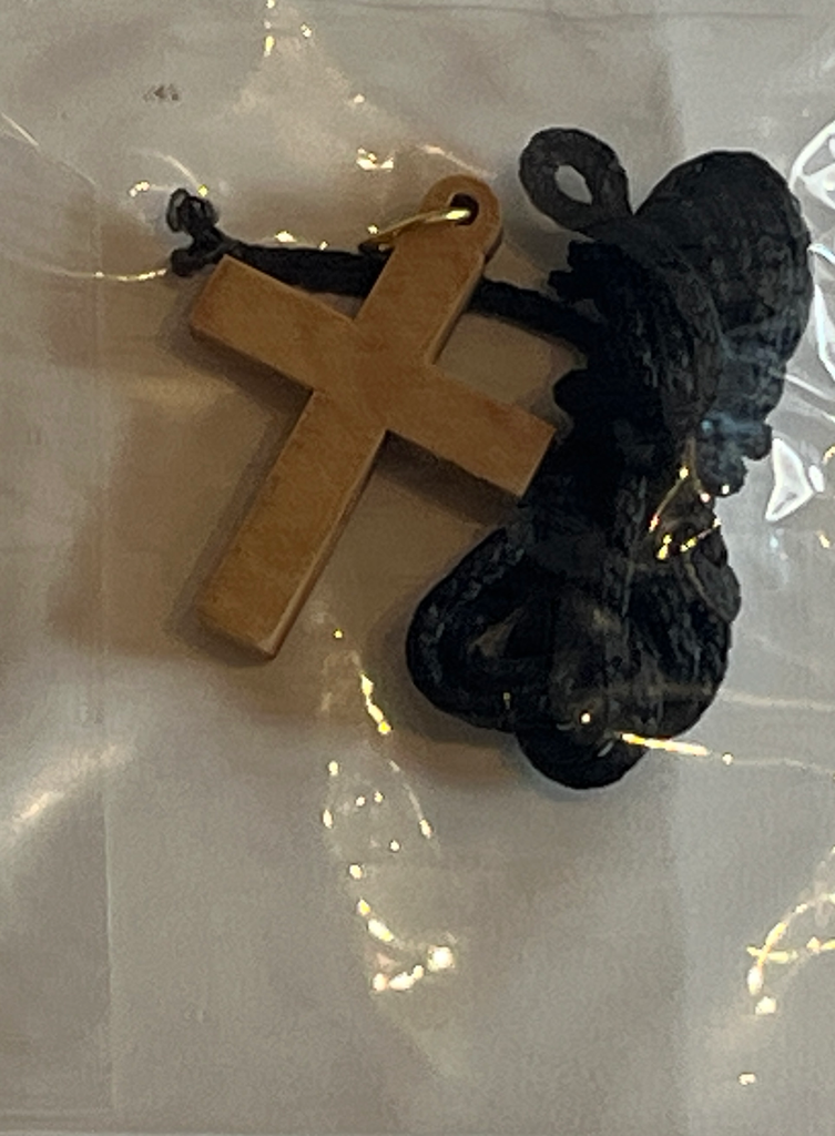 Cruz sencilla con cordón 3,5 cm
