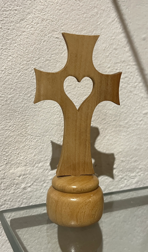 Cruz peana y corazón  tallado