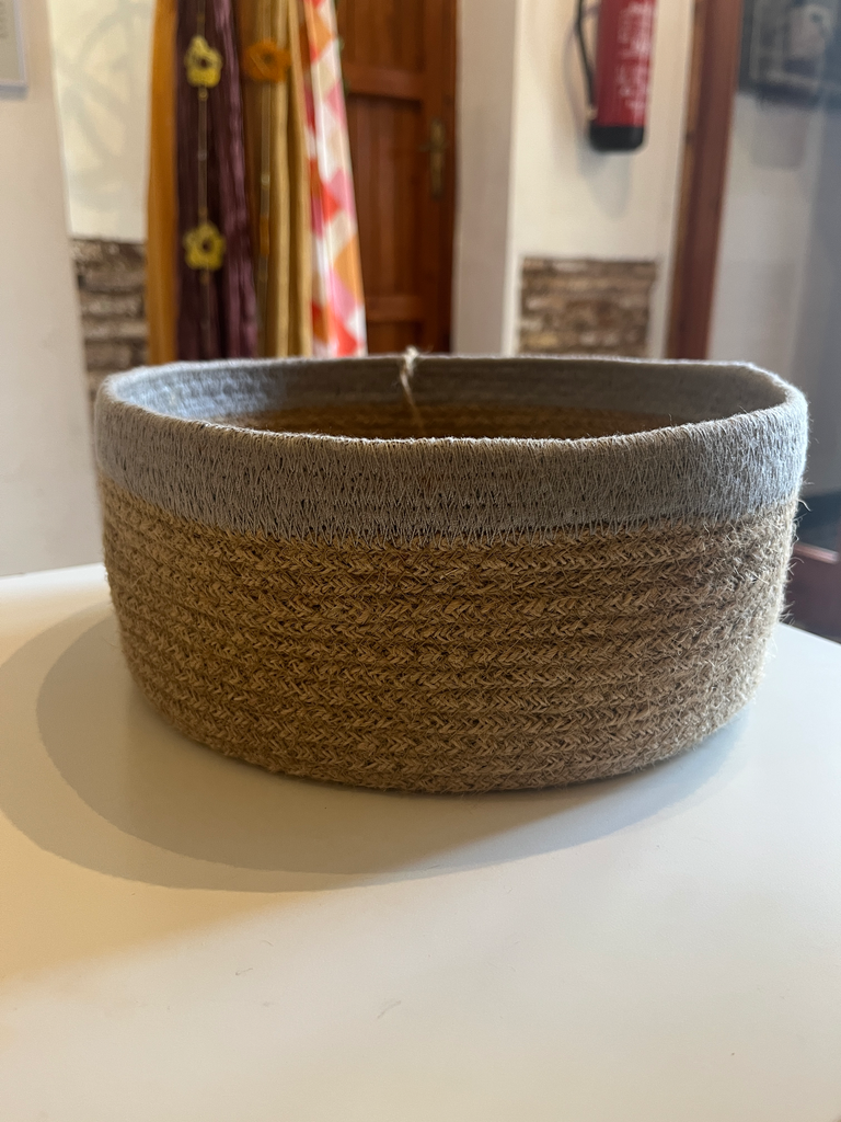 Cesta Redonda borde color gris. Bangladesh.