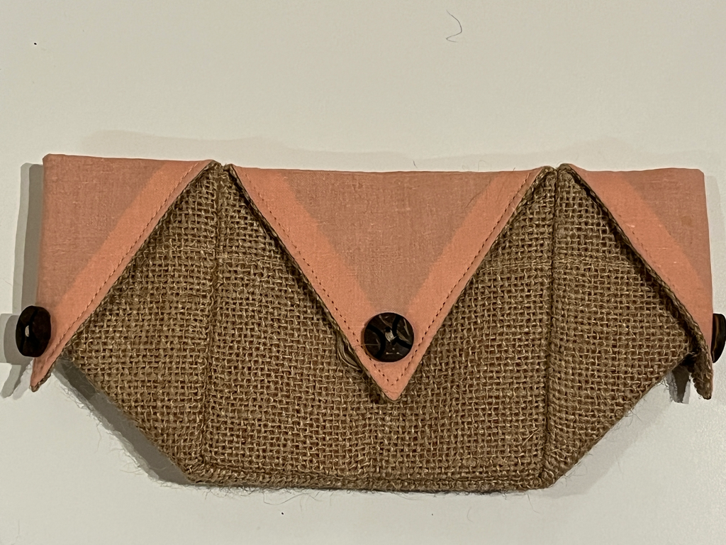 Cesta pequeña yute y tela salmón.