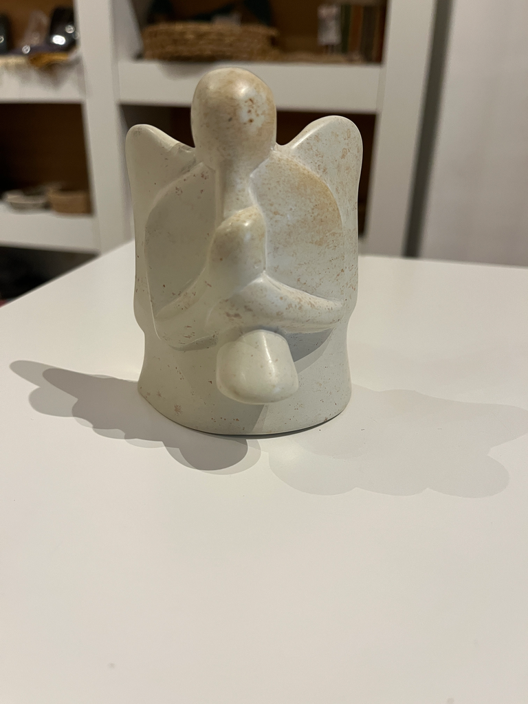 Angel con instrumento de piedra "esteatita". Kenia