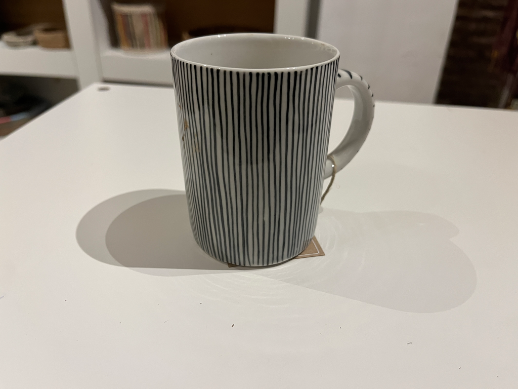 Taza cerámica, blanca con rayas negras. Vietnam