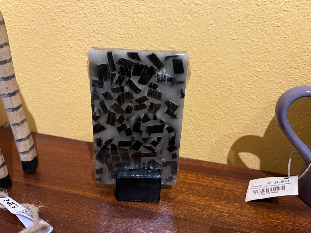 Vela rectangular gris, con soporte.