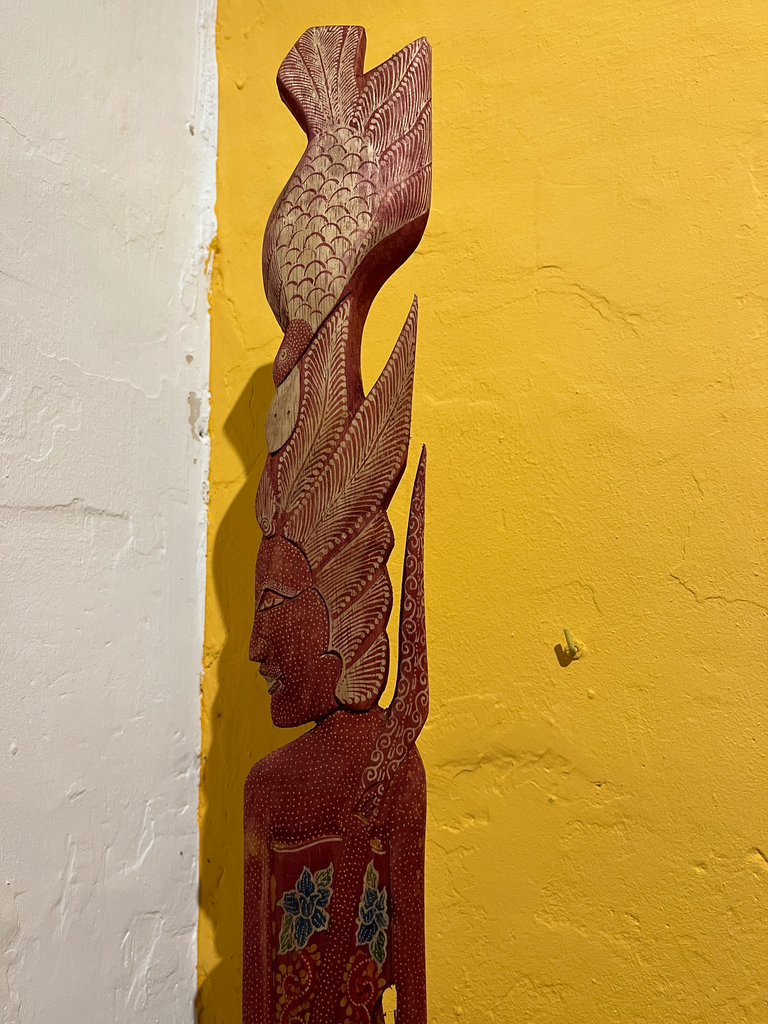 Figura batik rojiza 99,5cm