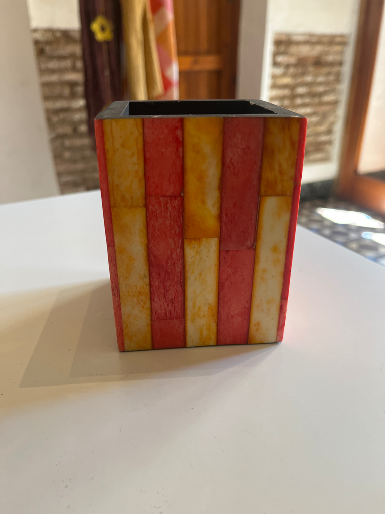 Bote lápiz, hueso. India