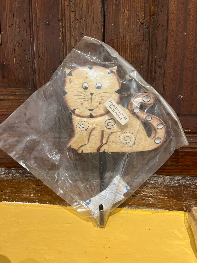 Colgador madera natural, metal, con animal. Indonesia.