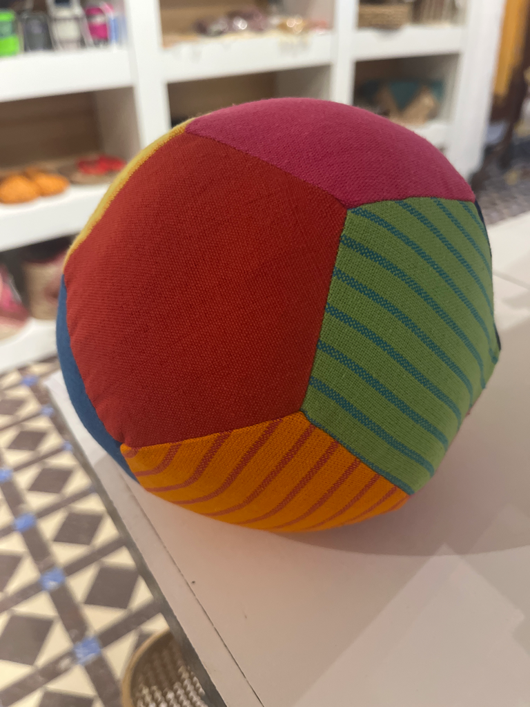 Pelota / sonajero 18 cm. Sri Lanka